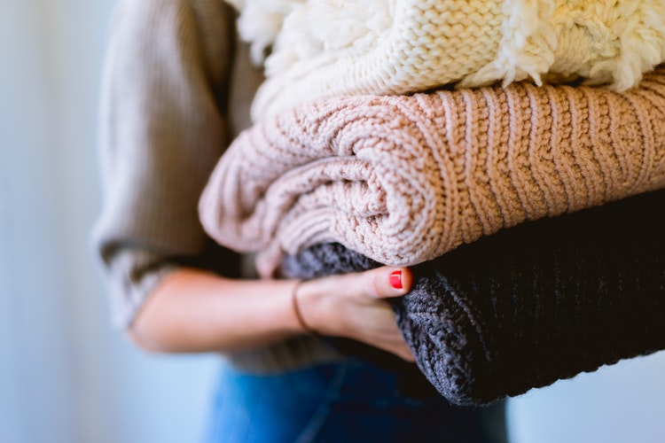 jesenné fotografické nápady pre instagram - dievča so založenými svetre v ruke