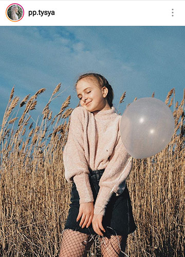 jesenné fotografické nápady pre instagram - dedinské dievča vo svetri