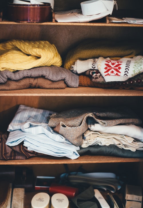 jesenné fotografické nápady pre instagram - pletené svetre v skrini