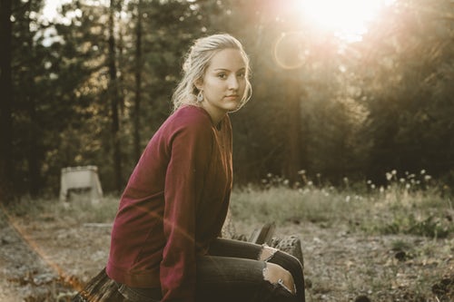 jesenné fotografické nápady pre instagramové dievča v lese