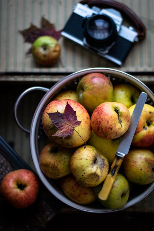 Jesenné fotografické nápady pre Instagram - jablká na stole