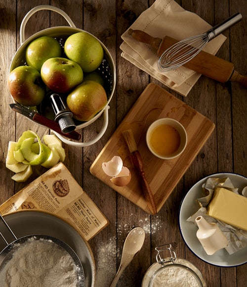 Jesenné fotografické nápady pre Instagram - rozloženie jabĺk v kuchyni
