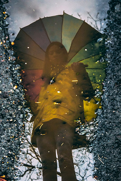Jesenné fotografické nápady pre Instagram - odraz v kaluži s dáždnikom