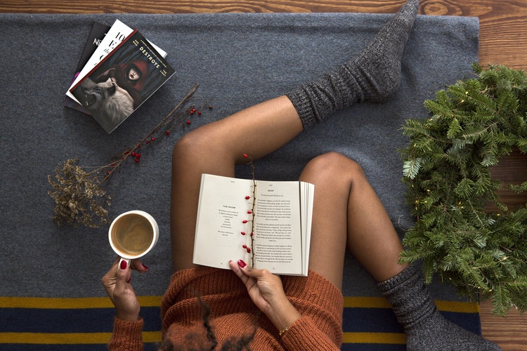 Jesenné fotografické nápady pre Instagram - dievča s kávou a knihou