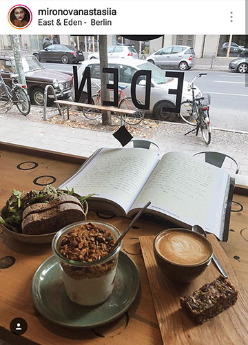 Jesenné fotografické nápady pre Instagram - prečítajte si knihu v kaviarni