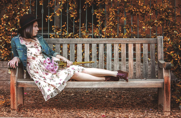 Jesenné fotografické nápady pre Instagram - dievča na lavičke