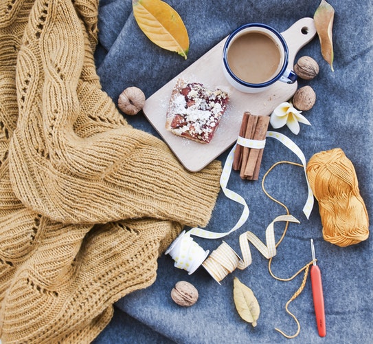 Jesenné fotografické nápady pre Instagram - rozloženie plochého kávového sveteru