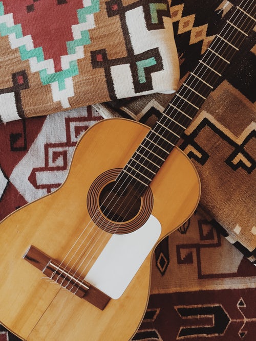 jesenné fotografické nápady pre instagram - gitaru