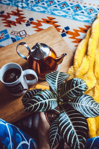 Jesenné fotografické nápady pre Instagram - čaj v posteli